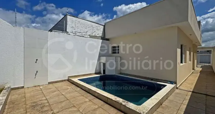 Casa à venda com piscina e 3 quartos em peruíbe, no bairro parque d aville