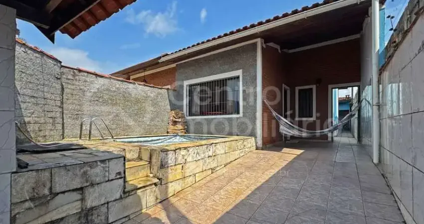 Casa à venda com piscina e 3 quartos em peruíbe, no bairro jardim ribamar