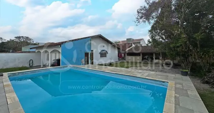 Casa à venda com piscina e 3 quartos em peruíbe, no bairro balneário casa blanca