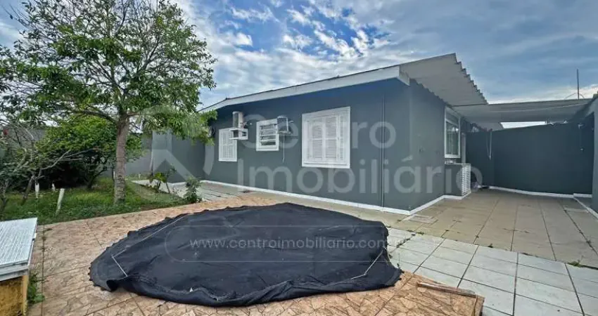 Casa à venda com piscina e 3 quartos em peruíbe, no bairro jardim icaraiba