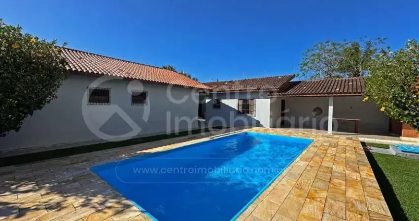 Casa à venda com piscina e 2 quartos em peruíbe, no bairro jardim três marias