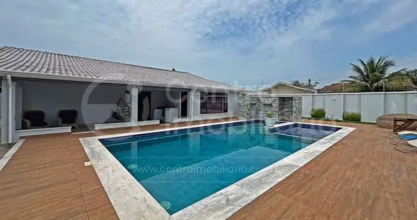 Casa à venda com piscina e 3 quartos em peruíbe, no bairro balneario sao joao batista