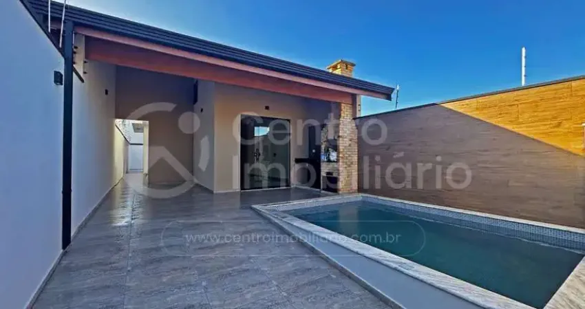 Casa à venda com piscina e 2 quartos em peruíbe, no bairro flora rica iii