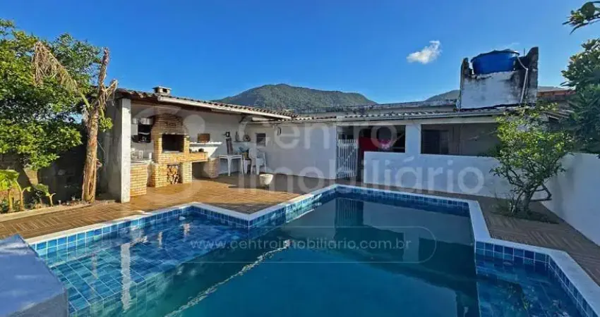 Casa à venda com piscina e 3 quartos em peruíbe, no bairro jardim veneza