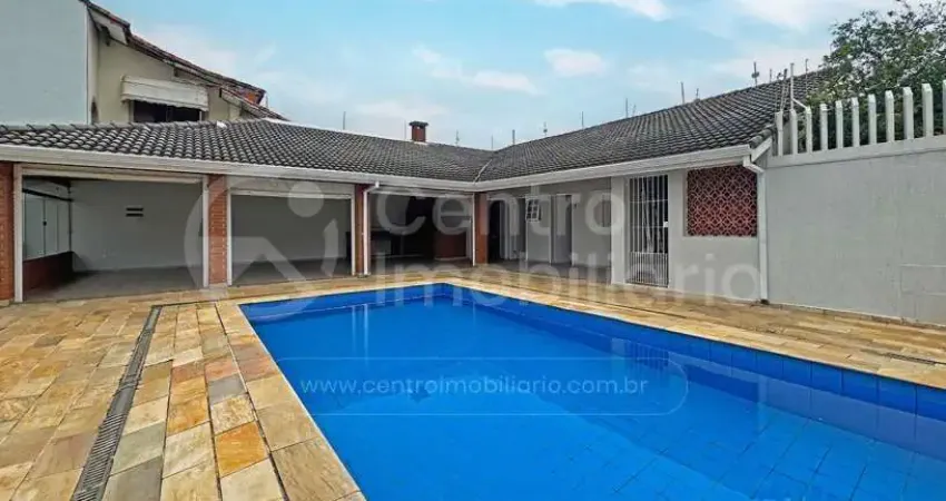 Casa à venda com piscina e 3 quartos em peruíbe, no bairro cidade nova peruíbe