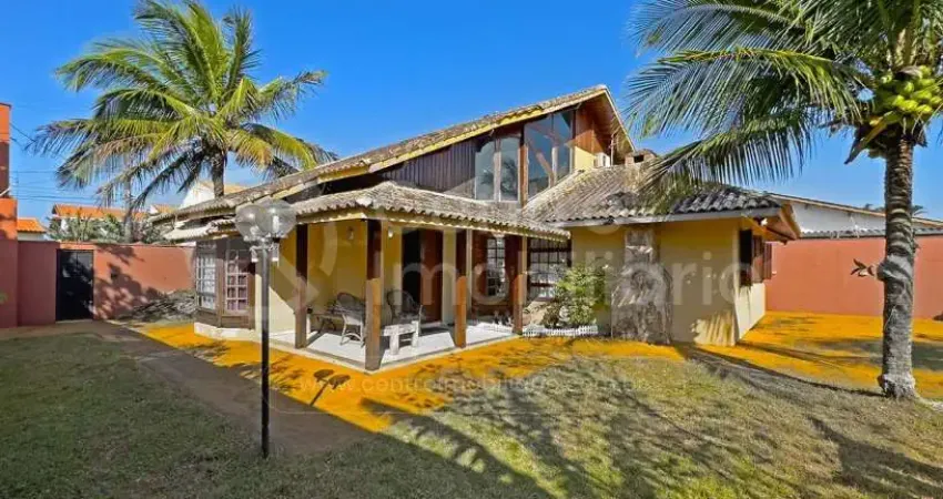 Casa à venda com piscina e 4 quartos em peruíbe, no bairro jardim icaraiba