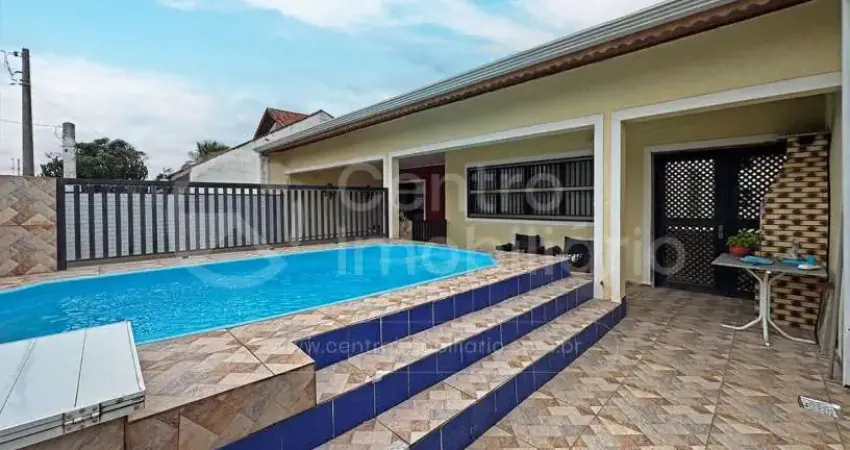 Casa à venda com piscina e 3 quartos em peruíbe, no bairro jardim beira mar