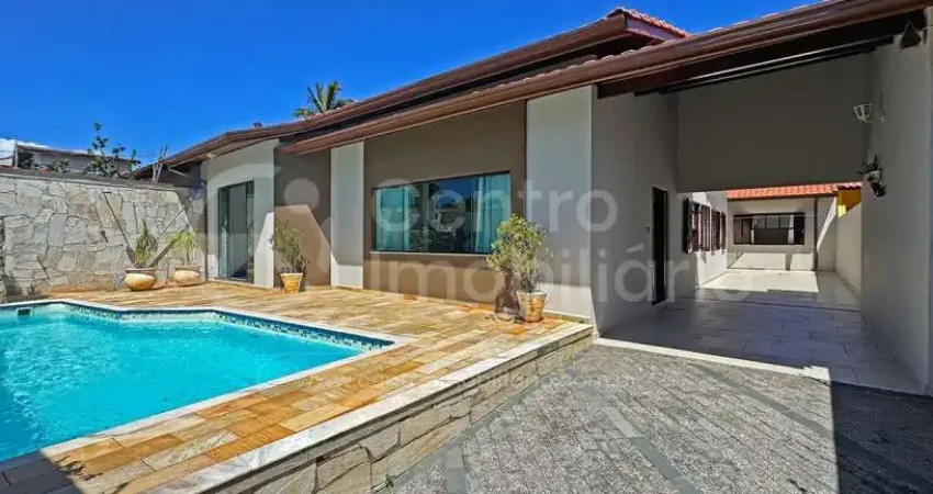 Casa à venda com piscina e 3 quartos em peruíbe, no bairro estancia sao jose