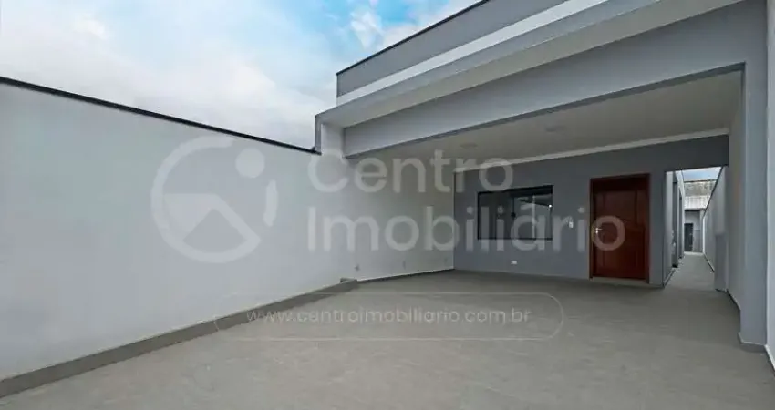 Casa à venda com piscina e 3 quartos em peruíbe, no bairro jardim ribamar