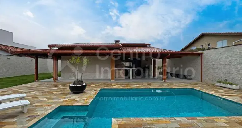 Casa à venda com piscina e 3 quartos em peruíbe, no bairro maria h novaes