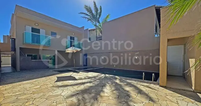 Casa à venda com piscina e 4 quartos em peruíbe, no bairro maria h novaes