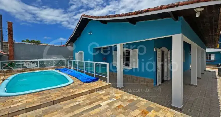 CASA à venda com piscina e 4 quartos em Peruíbe, no bairro Centro