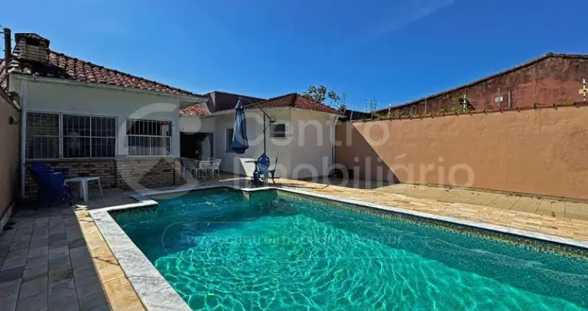 Casa à venda com piscina e 3 quartos em peruíbe, no bairro jardim beira mar