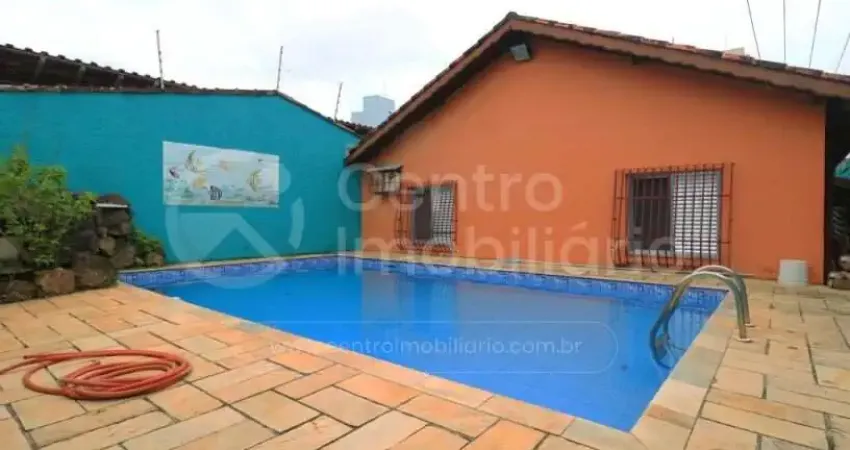Casa à venda com piscina e 3 quartos em peruíbe, no bairro centro