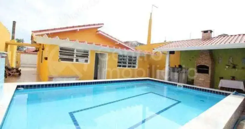 Casa à venda com piscina e 2 quartos em peruíbe, no bairro jardim ribamar