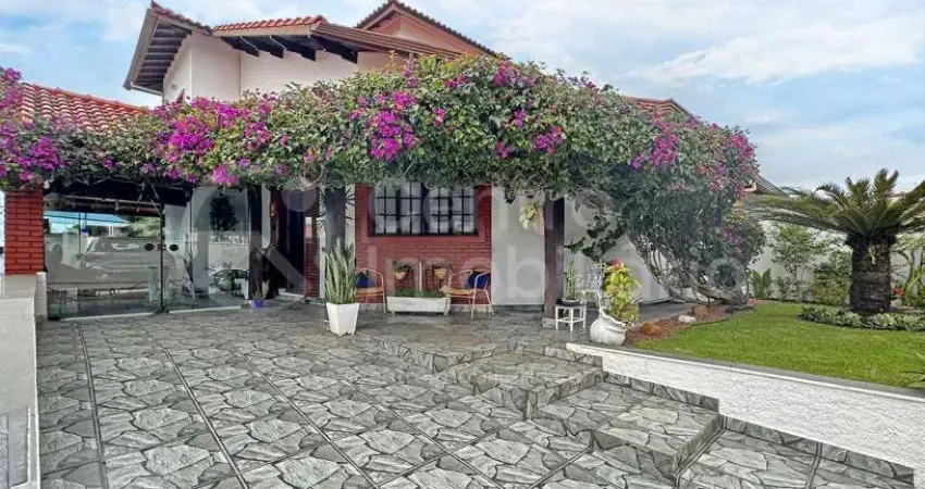 Casa à venda com piscina e 3 quartos em peruíbe, no bairro cidade nova peruíbe