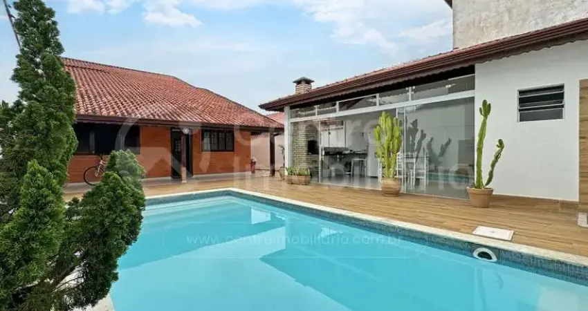 CASA à venda com piscina e 3 quartos em Peruíbe, no bairro Maria H Novaes