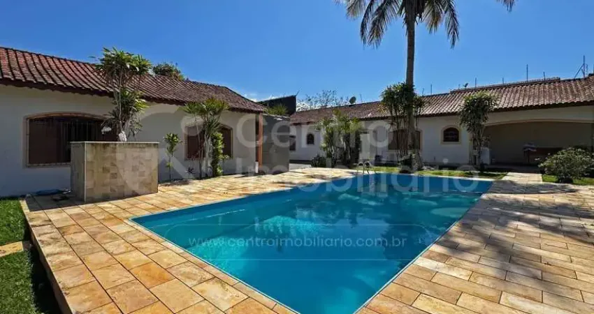 Casa à venda com piscina e 3 quartos em peruíbe, no bairro maria h novaes