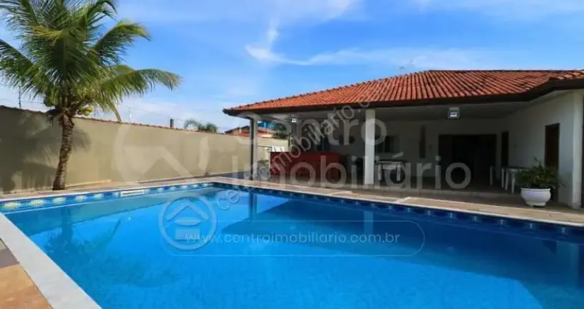 Casa à venda com piscina e 4 quartos em peruíbe, no bairro jardim imperador