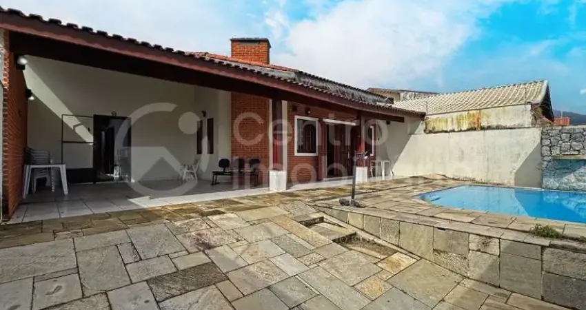 CASA à venda com piscina e 4 quartos em Peruíbe, no bairro Jardim Ribamar