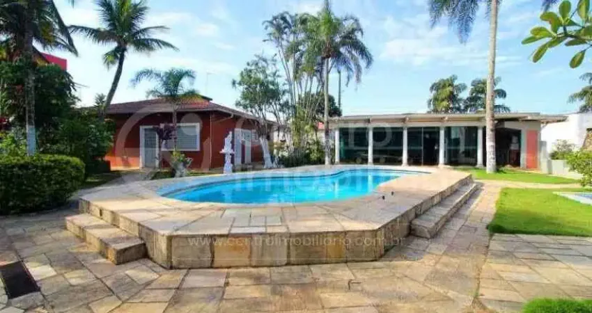 Casa à venda com piscina e 4 quartos em peruíbe, no bairro balneario sambura