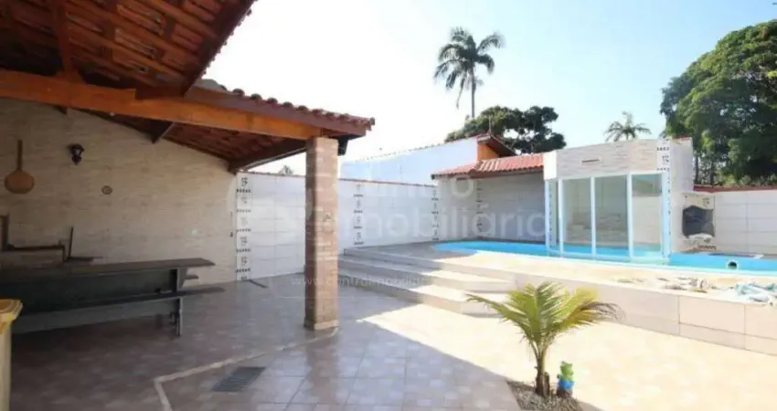 CASA à venda com piscina e 3 quartos em Peruíbe, no bairro Maria H Novaes
