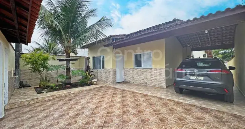 Casa à venda com piscina e 3 quartos em peruíbe, no bairro maria h novaes