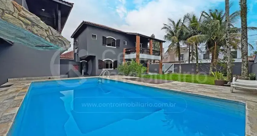 Casa à venda com piscina e 3 quartos em peruíbe, no bairro belmira novaes
