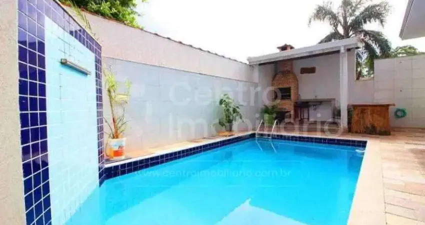 Casa à venda com piscina e 3 quartos em peruíbe, no bairro jardim três marias