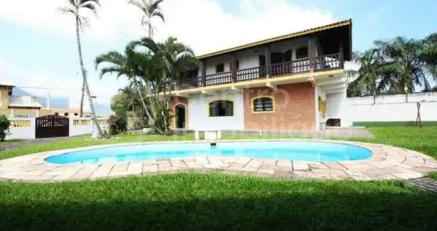 Casa à venda com piscina e 4 quartos em peruíbe, no bairro centro