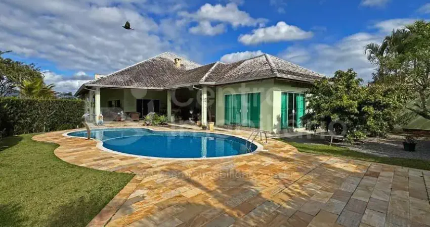 Casa à venda com piscina e 4 quartos em peruíbe, no bairro bougainvillee v