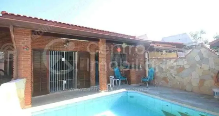 Casa à venda com piscina e 3 quartos em peruíbe, no bairro parque balneario oasis