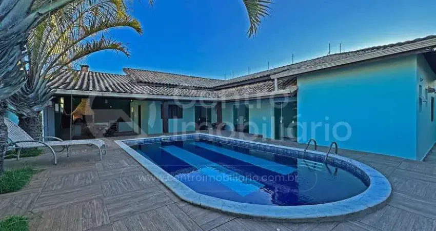 Casa à venda com piscina e 3 quartos em peruíbe, no bairro jardim três marias