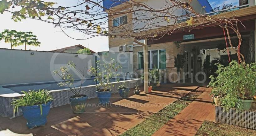 CASA à venda com piscina e 3 quartos em Peruíbe, no bairro Jardim Marcia