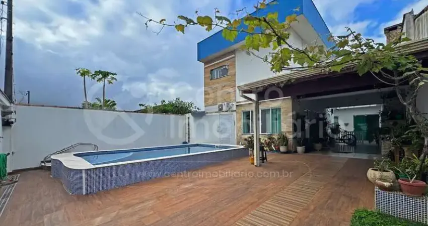 Casa à venda com piscina e 3 quartos em peruíbe, no bairro jardim marcia