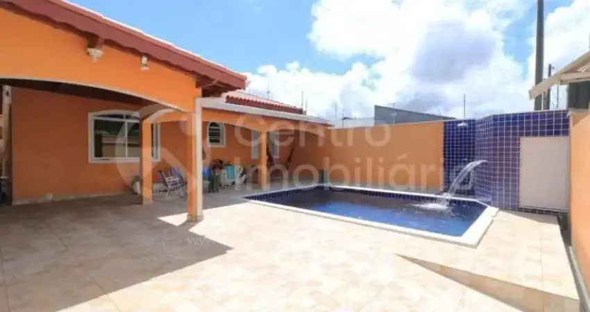CASA à venda com piscina e 2 quartos em Peruíbe, no bairro Parque Balneario Oasis
