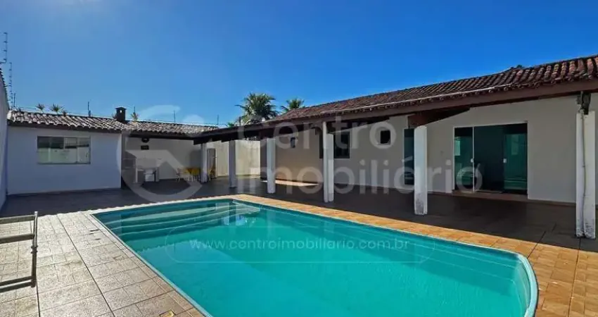 Casa à venda com piscina e 4 quartos em peruíbe, no bairro jardim três marias