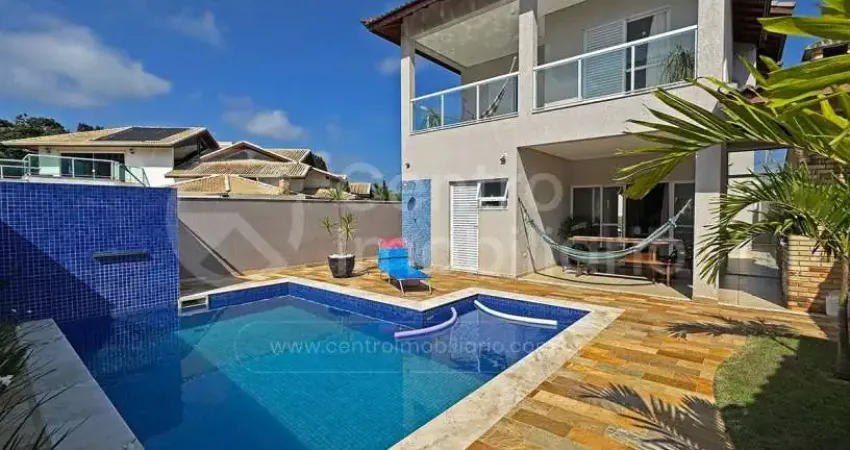 Casa à venda com piscina e 3 quartos em peruíbe, no bairro jd tres marias