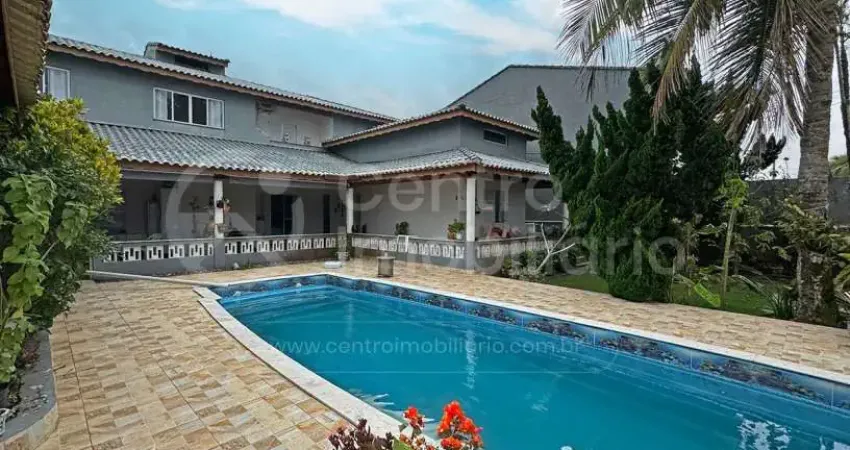Casa à venda com piscina e 4 quartos em peruíbe, no bairro balneario josedy