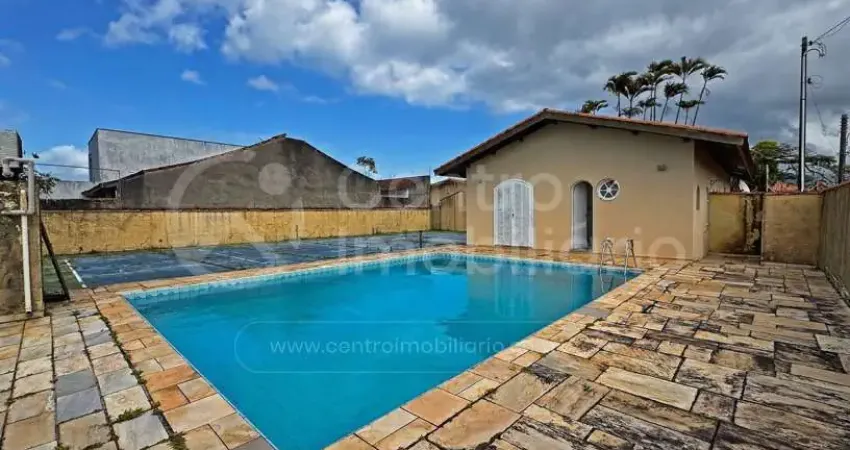 Casa à venda com piscina e 3 quartos em peruíbe, no bairro parque turistico