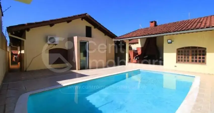 Casa à venda com piscina e 3 quartos em peruíbe, no bairro cidade nova peruíbe