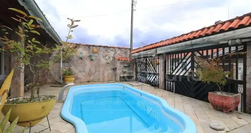 Casa à venda com piscina e 3 quartos em peruíbe, no bairro centro