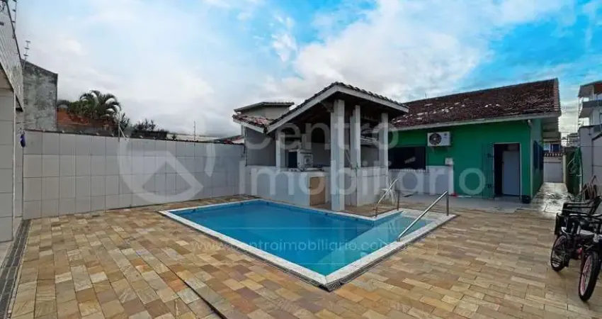 Casa à venda com piscina e 4 quartos em peruíbe, no bairro centro