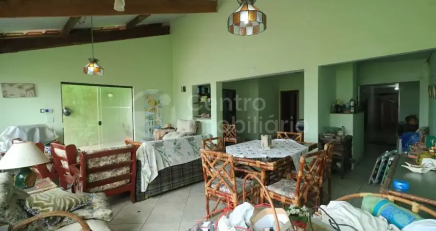 CASA à venda com 5 quartos em Peruíbe, no bairro Centro