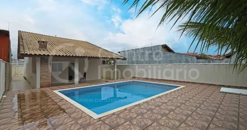 Casa à venda com piscina e 3 quartos em peruíbe, no bairro maria h novaes