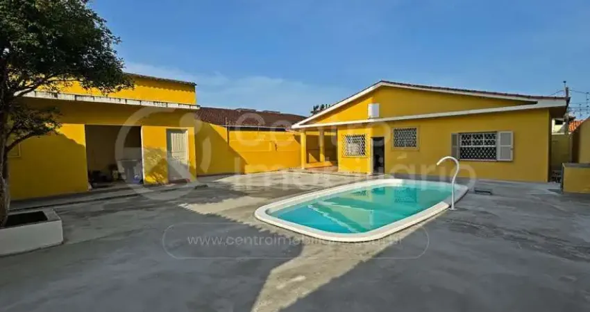 Casa à venda com piscina e 2 quartos em peruíbe, no bairro centro