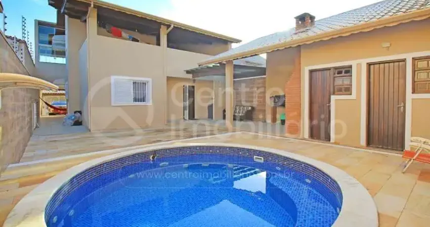 Casa à venda com piscina e 3 quartos em peruíbe, no bairro jardim beira mar