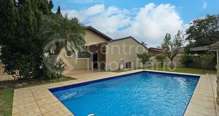 Casa à venda com piscina e 3 quartos em peruíbe, no bairro parque balneario oasis