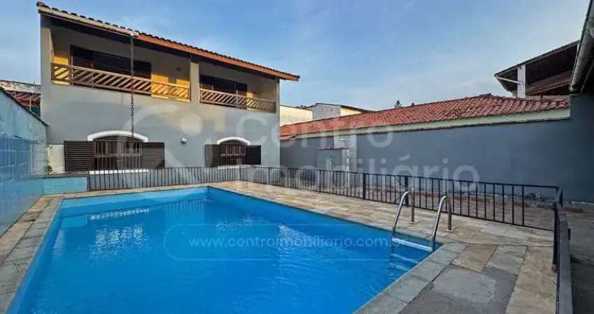 Casa à venda com piscina e 5 quartos em peruíbe, no bairro centro