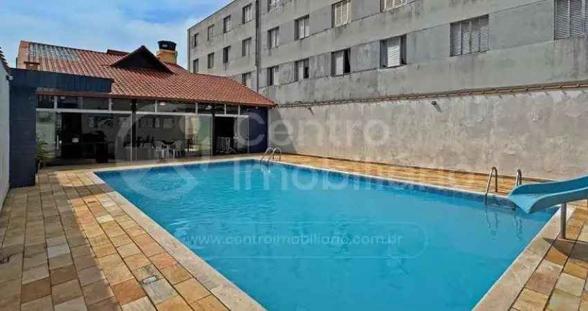Casa à venda com piscina e 2 quartos em peruíbe, no bairro centro